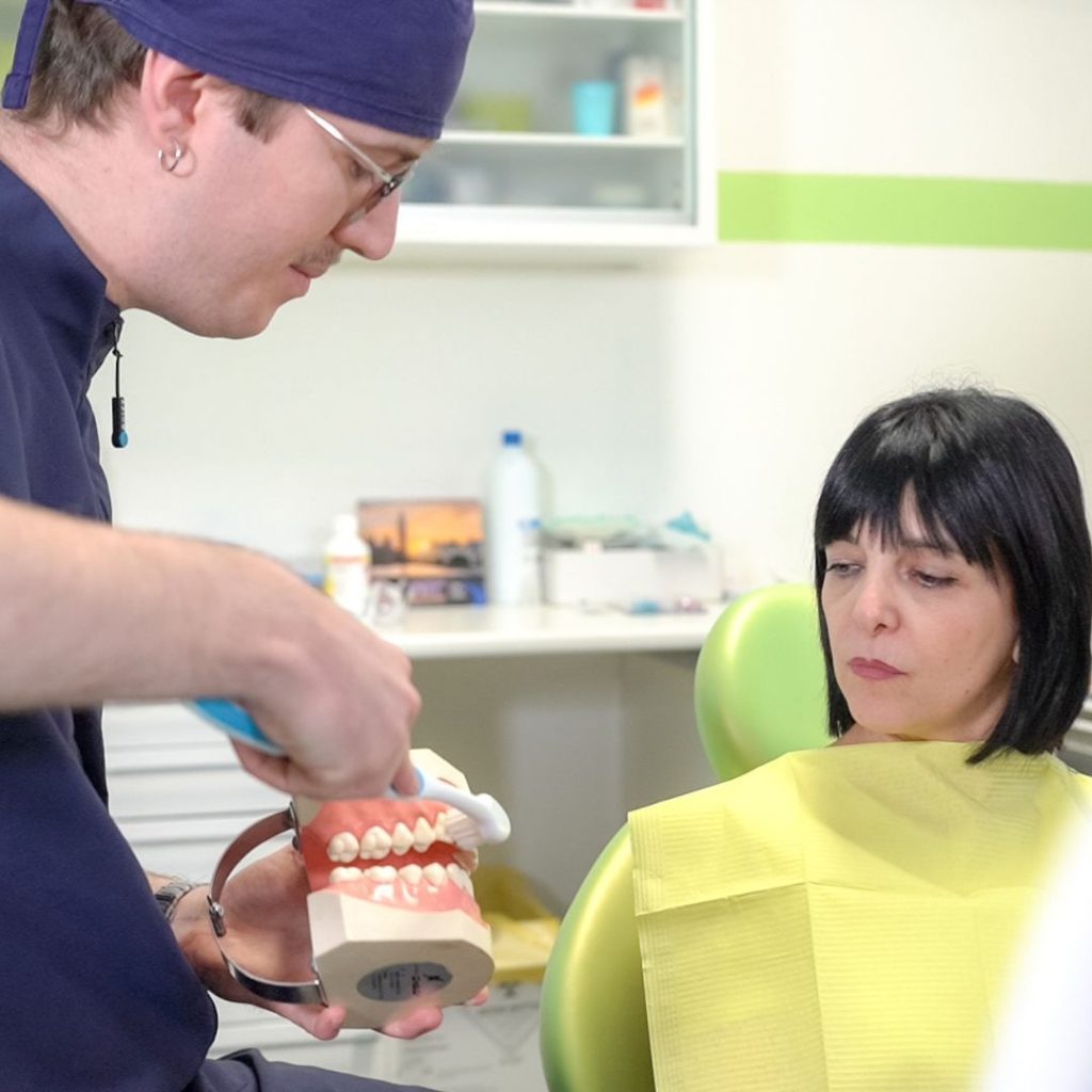 come avviene la pulizia dei denti dal dentista a Verona