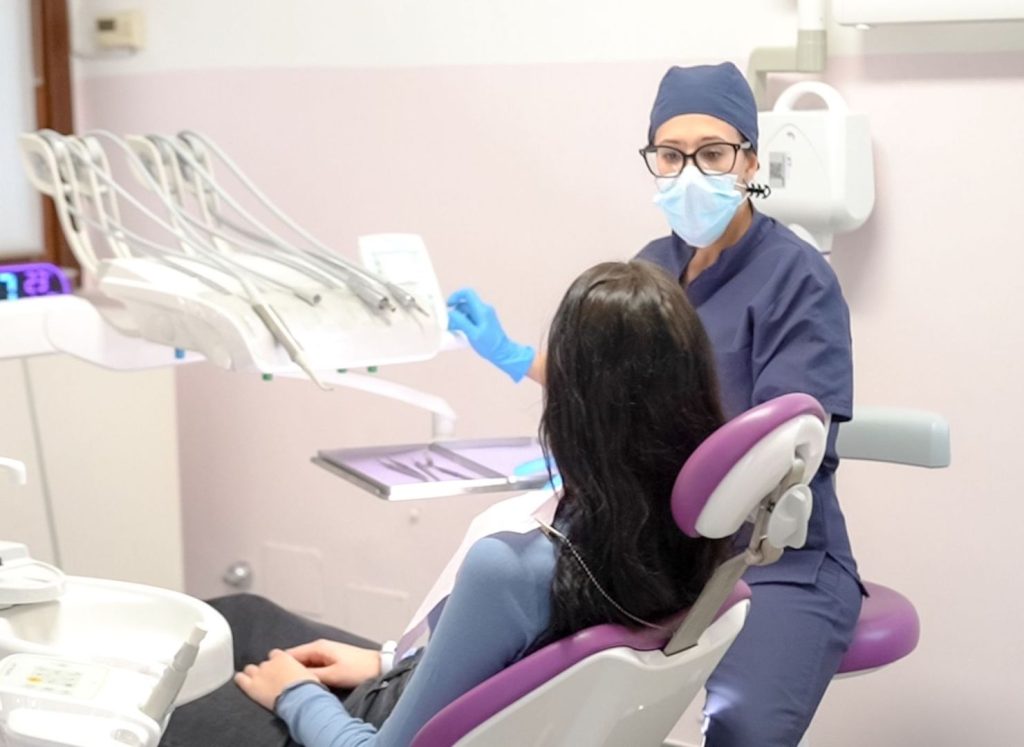 Come avviene la pulizia dei denti dal dentista 1 come avviene la pulizia dei denti dal dentista